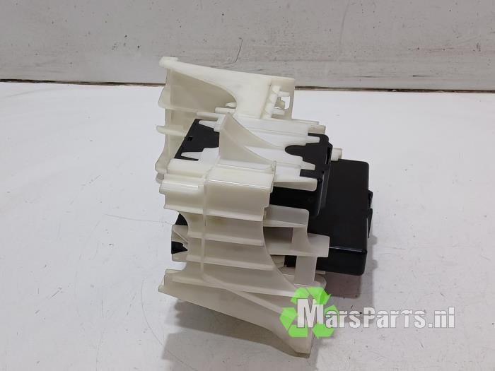 Computer Body Control van een Toyota Auris (E18) 1.8 16V Hybrid 2014