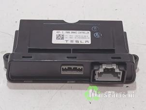Gebruikte Handrem Module Tesla Model S 85D Prijs € 30,00 Margeregeling aangeboden door Autodemontagebedrijf De Mars