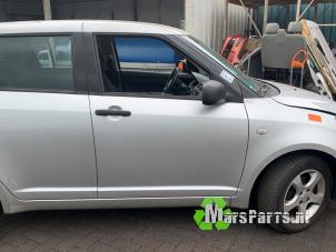 Gebruikte Portier 4Deurs rechts-voor Suzuki Swift (ZA/ZC/ZD1/2/3/9) 1.3 VVT 16V Prijs € 50,00 Margeregeling aangeboden door Autodemontagebedrijf De Mars