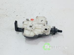 Gebruikte Tankklep Vergrendelingsmotor Toyota RAV4 (A5) 2.5 Hybrid 16V AWD Prijs € 50,00 Margeregeling aangeboden door Autodemontagebedrijf De Mars