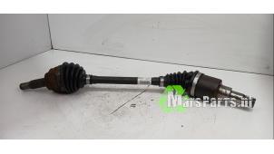 Gebruikte Aandrijfas links-voor Ford Fiesta 7 1.1 Ti-VCT 12V 70 Prijs € 90,00 Margeregeling aangeboden door Autodemontagebedrijf De Mars