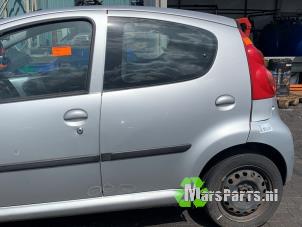 Gebruikte Portier 4Deurs links-achter Peugeot 107 1.0 12V Prijs € 50,00 Margeregeling aangeboden door Autodemontagebedrijf De Mars