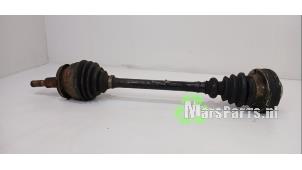 Gebruikte Aandrijfas links-voor Volkswagen Transporter T5 1.9 TDi Prijs € 40,00 Margeregeling aangeboden door Autodemontagebedrijf De Mars