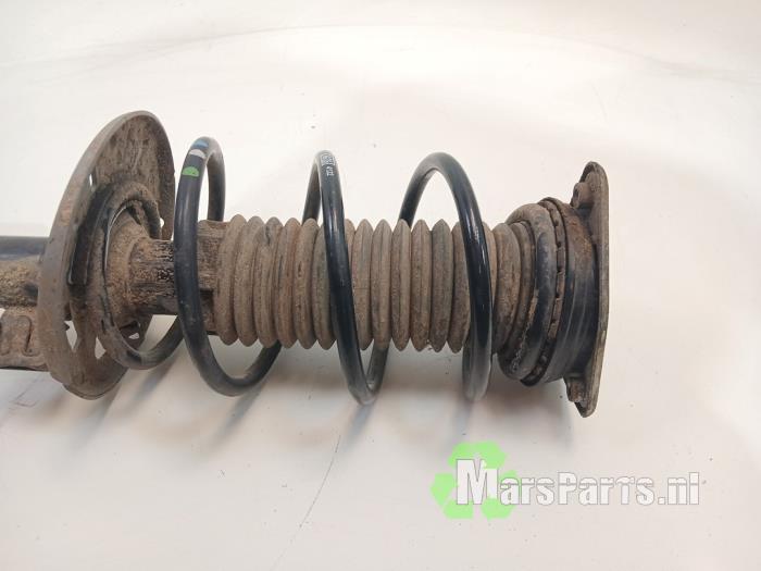 Schokdemperpoot rechts-voor van een Peugeot 308 (L3/L8/LB/LH/LP) 1.5 BlueHDi 130 2018