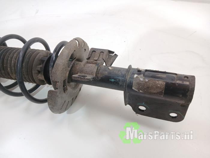 Schokdemperpoot rechts-voor van een Peugeot 308 (L3/L8/LB/LH/LP) 1.5 BlueHDi 130 2018