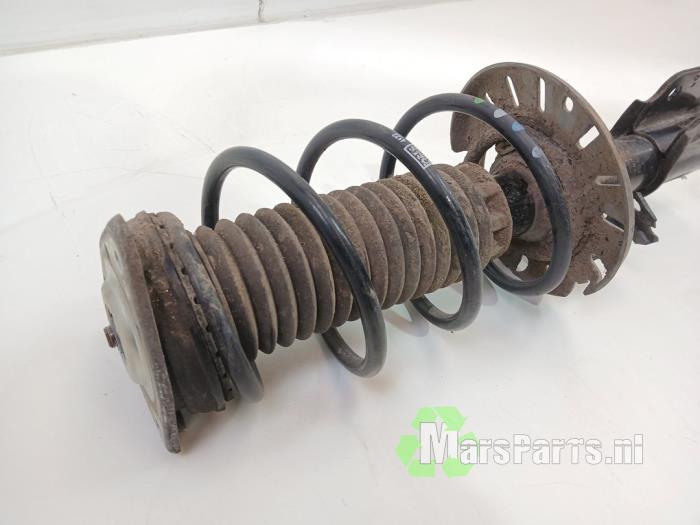 Schokdemperpoot rechts-voor van een Peugeot 308 (L3/L8/LB/LH/LP) 1.5 BlueHDi 130 2018