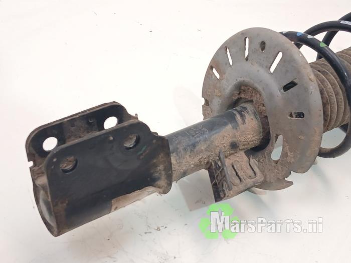 Schokdemperpoot rechts-voor van een Peugeot 308 (L3/L8/LB/LH/LP) 1.5 BlueHDi 130 2018