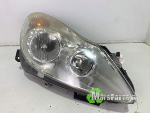 Gebruikte Koplamp rechts Opel Corsa Prijs € 45,00 Margeregeling aangeboden door Autodemontagebedrijf De Mars