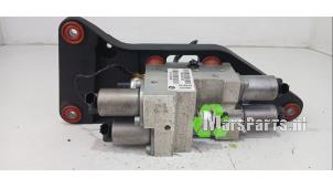 Gebruikte Kleppenblok hydraulisch BMW X5 (E70) xDrive 40d 3.0 24V Prijs € 475,00 Margeregeling aangeboden door Autodemontagebedrijf De Mars