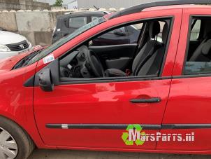 Gebruikte Deur 4Deurs links-voor Renault Clio III Estate/Grandtour (KR) 1.2 16V TCE 100 Prijs € 80,00 Margeregeling aangeboden door Autodemontagebedrijf De Mars