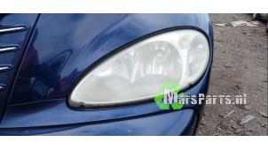 Gebruikte Linker Koplamp Chrysler PT Cruiser Cabrio 2.4 16V Prijs € 60,00 Margeregeling aangeboden door Autodemontagebedrijf De Mars