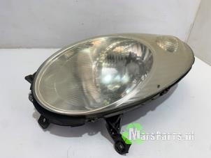 Gebruikte Koplamp links Nissan Micra (K12) 1.4 16V Prijs € 35,00 Margeregeling aangeboden door Autodemontagebedrijf De Mars