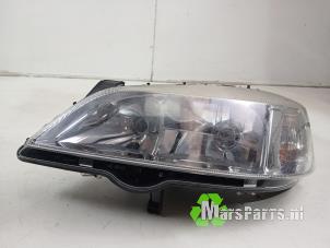 Gebruikte Linker Koplamp Opel Astra G Caravan (F35) 1.6 GL,Club,Sport,CDX Prijs € 35,00 Margeregeling aangeboden door Autodemontagebedrijf De Mars