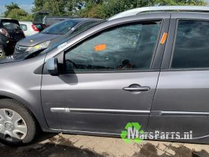 Gebruikte Deur 4Deurs links-voor Renault Clio III Estate/Grandtour (KR) 1.5 dCi FAP Prijs € 125,00 Margeregeling aangeboden door Autodemontagebedrijf De Mars