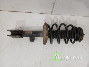 Gebruikte Mac Phersonpoot links-voor Peugeot Partner (GC/GF/GG/GJ/GK) 1.6 BlueHDi 100 Prijs € 50,00 Margeregeling aangeboden door Autodemontagebedrijf De Mars