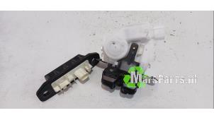 Gebruikte Slotmechaniek Achterklep Toyota Yaris IV (P21/PA1/PH1) 1.5 12V Hybrid 115 Prijs € 35,00 Margeregeling aangeboden door Autodemontagebedrijf De Mars