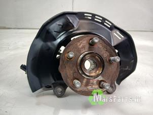 Gebruikte Fusee links-voor Toyota Yaris IV (P21/PA1/PH1) 1.5 12V Hybrid 115 Prijs € 130,00 Margeregeling aangeboden door Autodemontagebedrijf De Mars