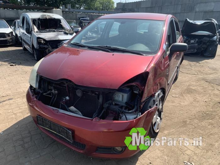 Fusee rechts-voor van een Toyota Corolla Verso (R10/11) 1.8 16V VVT-i 2004
