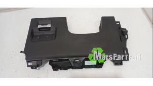 Gebruikte Schakelaar handrem Landrover Range Rover Evoque II (LZC/LZS/LZH) 2.0 D150 MHEV 16V AWD Prijs € 75,00 Margeregeling aangeboden door Autodemontagebedrijf De Mars