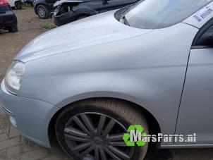 Gebruikte Scherm links-voor Volkswagen Jetta III (1K2) 1.6 Prijs € 75,00 Margeregeling aangeboden door Autodemontagebedrijf De Mars