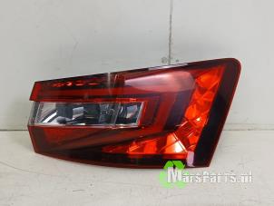 Gebruikte Achterlicht rechts Skoda Superb Combi (3V5) 2.0 TDI Prijs € 95,00 Margeregeling aangeboden door Autodemontagebedrijf De Mars