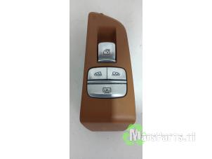 Gebruikte Raam schakelaar elektrisch BMW 7 serie (G11/12) 740e,Le Prijs € 40,00 Margeregeling aangeboden door Autodemontagebedrijf De Mars