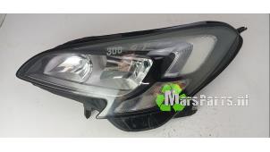 Gebruikte Koplamp links Opel Corsa E 1.3 CDTi 16V ecoFLEX Prijs € 200,00 Margeregeling aangeboden door Autodemontagebedrijf De Mars