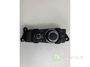 Gebruikte Bedieningspaneel Multi Media Mazda 2 (DJ/DL) 1.5 SkyActiv-G 90 Prijs € 67,00 Margeregeling aangeboden door Autodemontagebedrijf De Mars