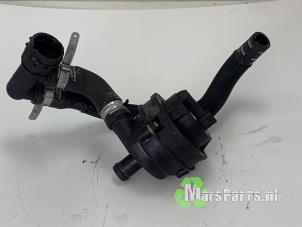 Gebruikte Extra waterpomp Jeep Compass II (MP) 1.3 4XE 240 16V 4x4 Prijs € 85,00 Margeregeling aangeboden door Autodemontagebedrijf De Mars