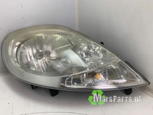 Gebruikte Koplamp rechts Opel Vivaro 2.5 CDTI 16V Prijs € 35,00 Margeregeling aangeboden door Autodemontagebedrijf De Mars