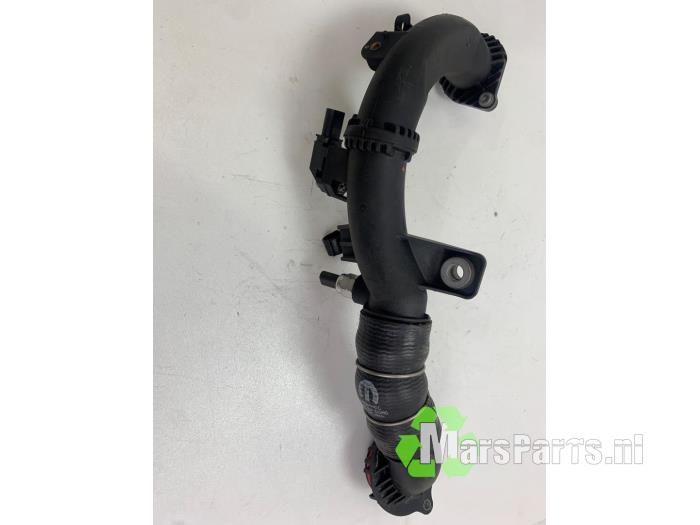 Gebruikte Intercooler Buis Jeep Compass II (MP) 1.3 4XE 240 16V 4x4 Prijs € 58,00 Margeregeling aangeboden door Autodemontagebedrijf De Mars