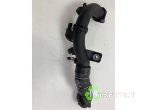 Gebruikte Intercooler Buis Jeep Compass II (MP) 1.3 4XE 240 16V 4x4 Prijs € 58,00 Margeregeling aangeboden door Autodemontagebedrijf De Mars