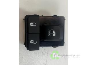 Gebruikte Ruit schakelaar elektrisch Jeep Compass II (MP) 1.3 4XE 240 16V 4x4 Prijs € 29,00 Margeregeling aangeboden door Autodemontagebedrijf De Mars