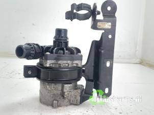 Gebruikte Extra waterpomp Mercedes CLA Shooting Brake AMG (117.9) 2.0 CLA-45 AMG Turbo 16V Prijs € 115,00 Margeregeling aangeboden door Autodemontagebedrijf De Mars