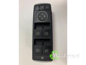 Gebruikte Combischakelaar ramen Mercedes CLA Shooting Brake AMG (117.9) 2.0 CLA-45 AMG Turbo 16V Prijs € 25,00 Margeregeling aangeboden door Autodemontagebedrijf De Mars