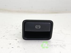 Gebruikte Schakelaar handrem Mercedes CLA Shooting Brake AMG (117.9) 2.0 CLA-45 AMG Turbo 16V Prijs € 5,00 Margeregeling aangeboden door Autodemontagebedrijf De Mars