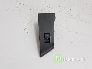 Gebruikte Schakelaar Elektrisch Raam Opel Astra J (PC6/PD6/PE6/PF6) 1.6 16V Ecotec Prijs € 5,00 Margeregeling aangeboden door Autodemontagebedrijf De Mars