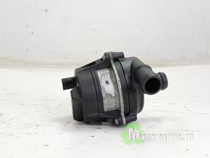 Gebruikte Extra waterpomp Jeep Compass II (MP) 1.3 4XE 240 16V 4x4 Prijs € 50,00 Margeregeling aangeboden door Autodemontagebedrijf De Mars