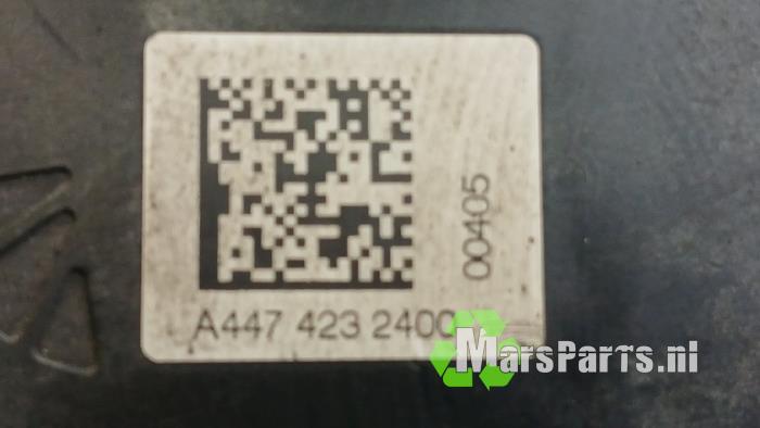 Remklauw (Tang) rechts-achter van een Mercedes-Benz Vito (447.6) 2.0 114 CDI 16V 2024