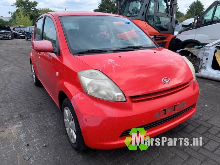Fusee links-voor van een Daihatsu Sirion 2 (M3) 1.0 12V DVVT 2007