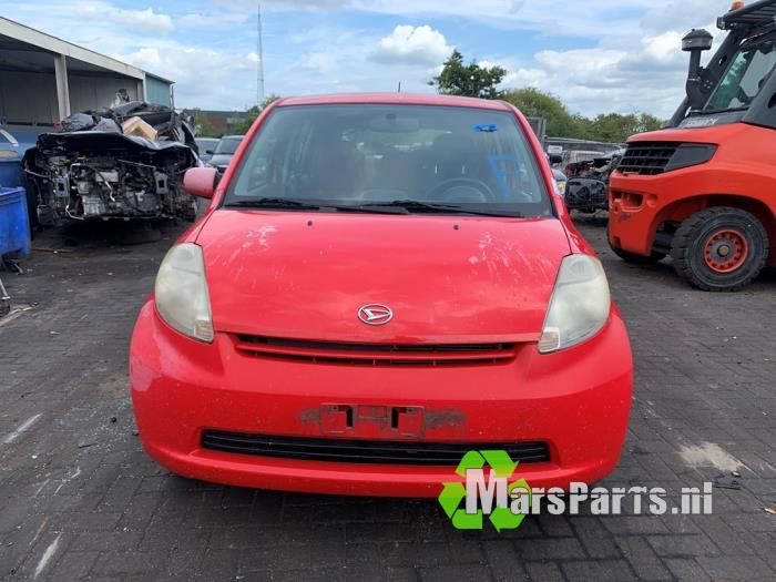 Fusee links-voor van een Daihatsu Sirion 2 (M3) 1.0 12V DVVT 2007
