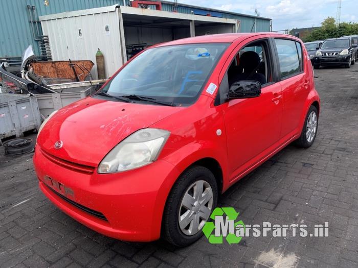 Fusee links-voor van een Daihatsu Sirion 2 (M3) 1.0 12V DVVT 2007