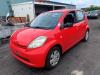 Fusee links-voor van een Daihatsu Sirion 2 (M3) 1.0 12V DVVT 2007