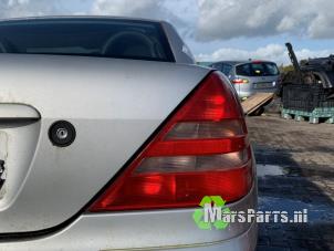 Gebruikte Achterlicht rechts Mercedes SLK (R170) 2.0 200 16V Prijs € 65,00 Margeregeling aangeboden door Autodemontagebedrijf De Mars