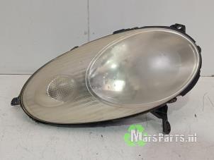 Gebruikte Rechter Koplamp Nissan Micra (K12) 1.0 16V Prijs € 35,00 Margeregeling aangeboden door Autodemontagebedrijf De Mars