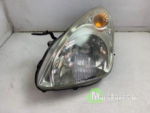 Gebruikte Koplamp links Nissan Pixo (D31S) 1.0 12V Prijs € 70,00 Margeregeling aangeboden door Autodemontagebedrijf De Mars