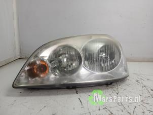 Gebruikte Linker Koplamp Chevrolet Nubira Wagon 1.6 16V Prijs € 35,00 Margeregeling aangeboden door Autodemontagebedrijf De Mars