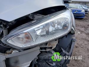 Gebruikte Koplamp links Ford Focus 3 Wagon 1.0 Ti-VCT EcoBoost 12V 100 Prijs € 80,00 Margeregeling aangeboden door Autodemontagebedrijf De Mars