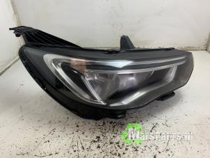 Gebruikte Koplamp rechts Opel Grandland (X) 1.2 Turbo 12V Prijs € 325,00 Margeregeling aangeboden door Autodemontagebedrijf De Mars