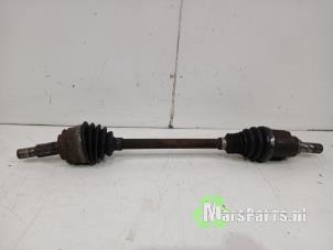 Gebruikte Aandrijfas links-voor Mercedes Citan (415.6) 1.5 109 CDI Prijs € 75,00 Margeregeling aangeboden door Autodemontagebedrijf De Mars